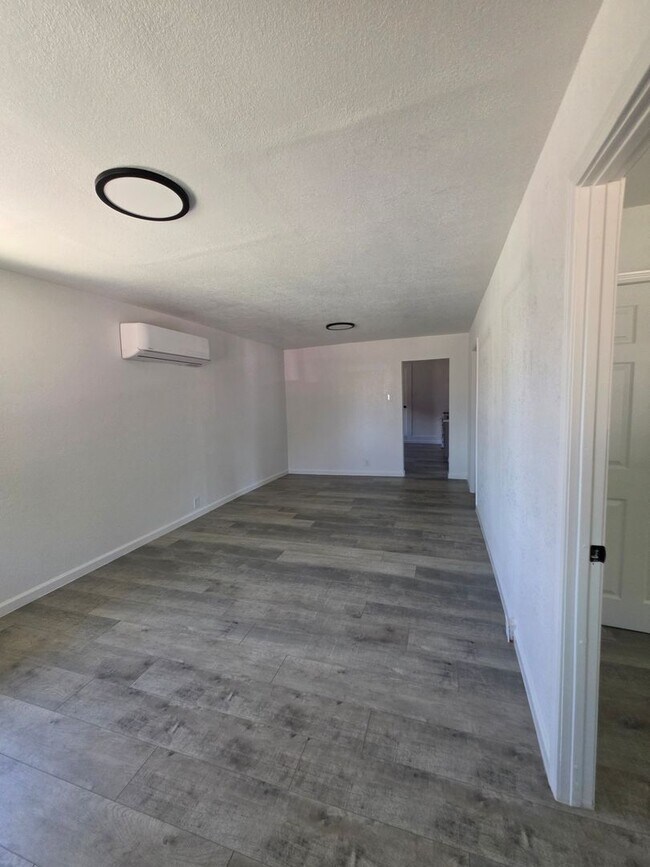 Building Photo - 3 Bedroom 1 Bath Home