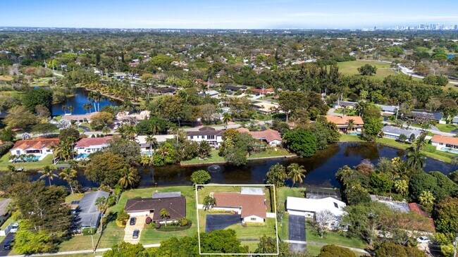 Building Photo - 1120 Renmar Dr