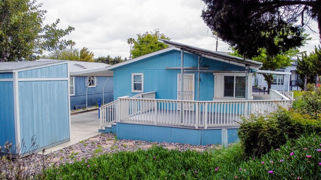 Building Photo - 525 W El Norte Pkwy