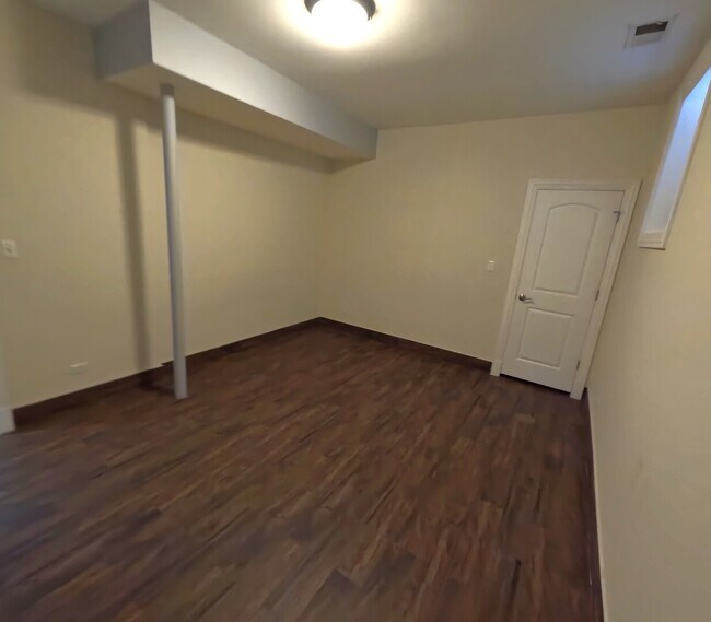 Building Photo - 851 N La Salle Dr