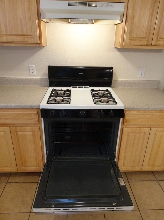 Building Photo - Nice 4 bedroom house close to down town!