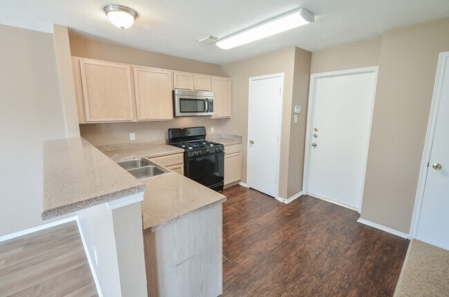 Building Photo - 17327 Davenway Dr