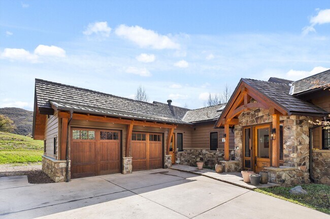 Building Photo - 875 Horse Ranch Dr