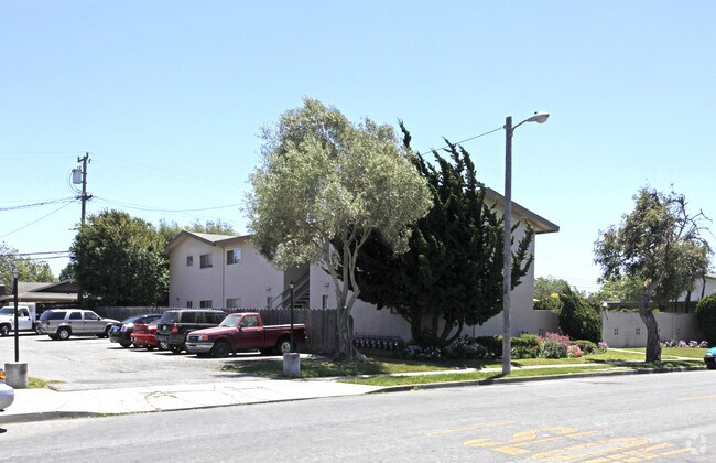 Primary Photo - 929-945 University Ave