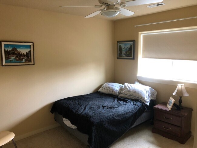 Building Photo - Large 4 Bedroom House in Newberg. Great Location!