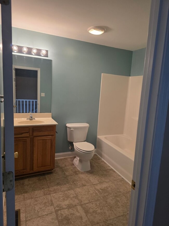 Building Photo - 3 bedroom 3 bath townhouse with one car ga...