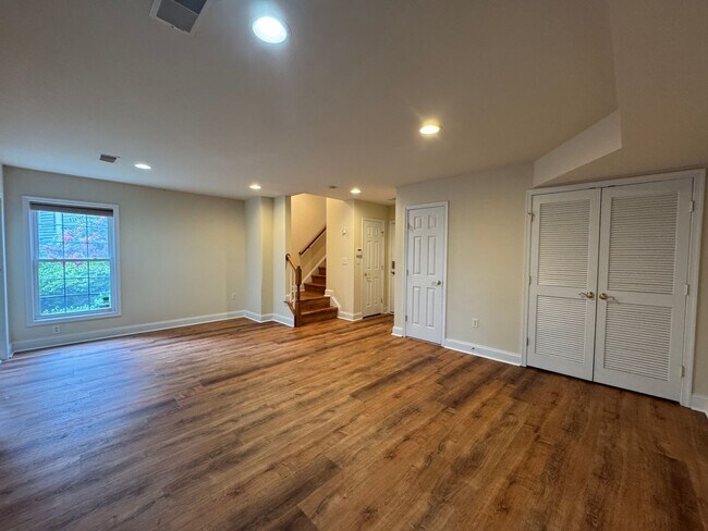 Building Photo - Gorgeous 4 Bed 3 Bath End Unit Brick Townh...