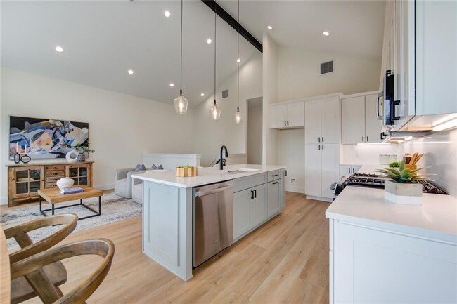 Building Photo - 6121 Pacific Frst Dr