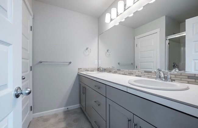 Building Photo - ** MOVE IN SPECIAL!** Must See in NE Albany!