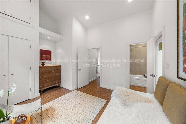Building Photo - 1327 Brown Ave