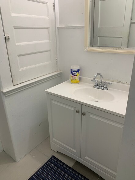 Building Photo - 746 Broughton St