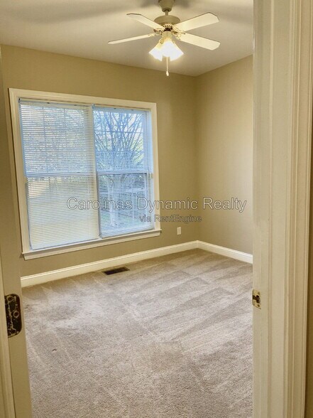 Building Photo - 605 Queenswater Ln