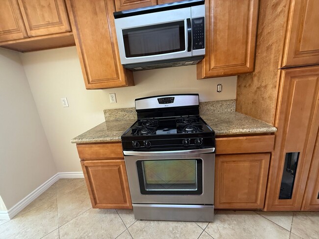 Building Photo - Must see !! 3 Bedroom Condo for Lease with a 1 Car Garage