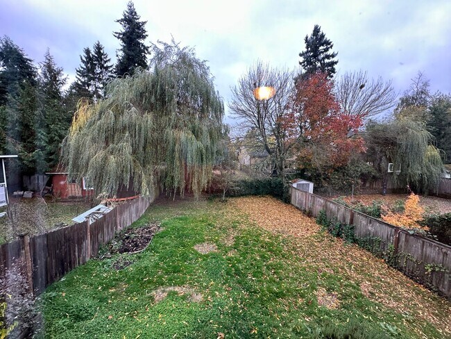 Building Photo - Charming 3 Bed 2 Bath Home with 2-Car Garage in Maple Leaf