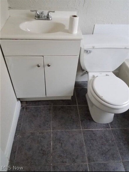 Bathroom - 4025 E 144th St