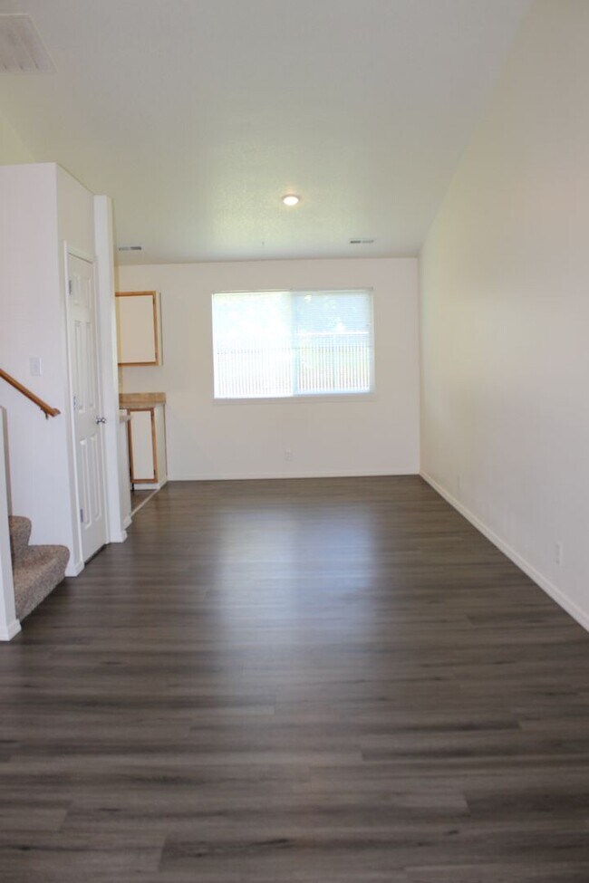 Building Photo - 4 bedroom, 2.5 bath home in quiet Scappoose neighborhood