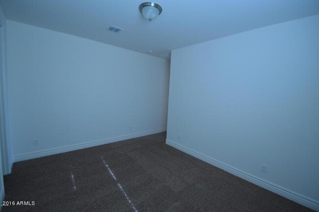 Building Photo - 4307 E Yellowstone Pl