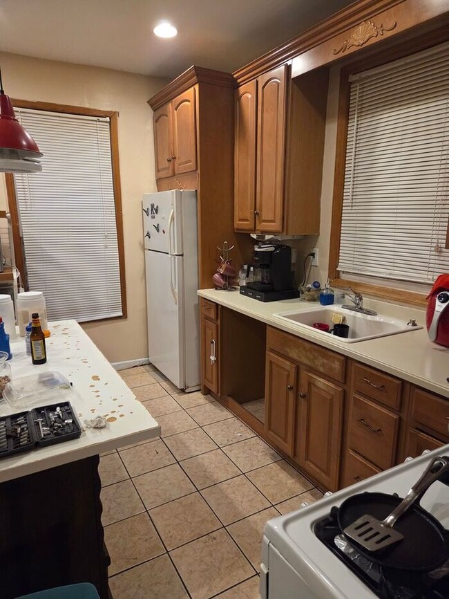 Building Photo - 5BR/1.5BA Row Home with Backyard and Laund...