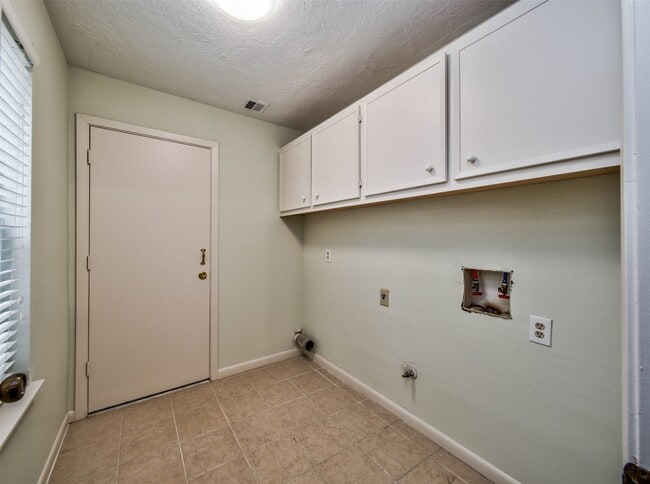 Building Photo - 8022 La Brea Dr
