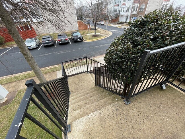 Building Photo - Elegant And Spacious 3 Bed 3.5 Bath Townhome In Vibrant Loudon Parkway Center