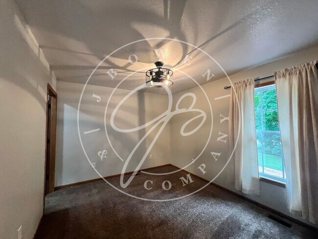 Building Photo - "Charming 3-Bedroom Home in Oregon.– Spaci...