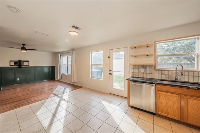 Building Photo - 1906 Beach Dr