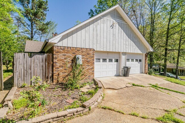 Building Photo - 703 Parker Dr