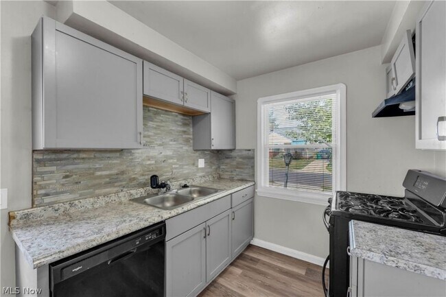 Building Photo - 15902 Maplewood Ave