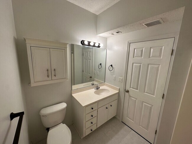 Building Photo - Charming First Floor Condo