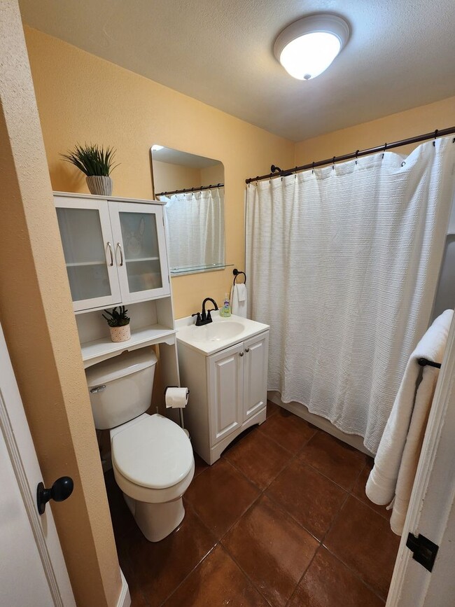 Building Photo - Furnished 1 BDRM/ 1 BA Lakeview Duplex in Polson, MT.