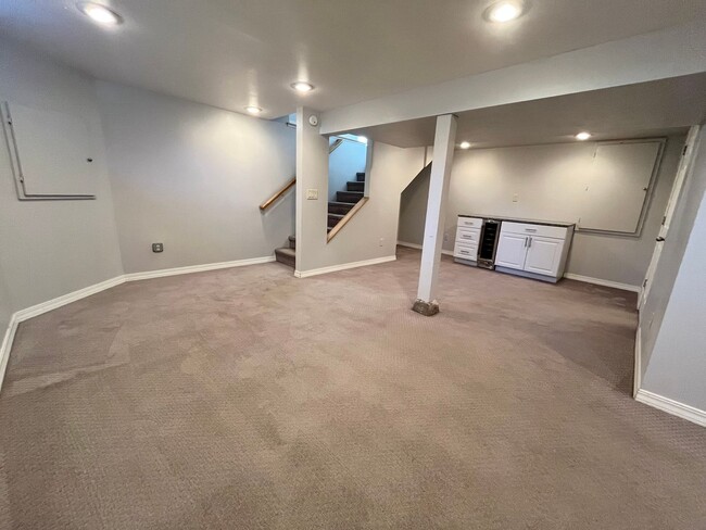 Building Photo - Spacious 2 Bed/2 Bath with Fenced in Yard!