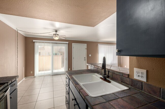 Building Photo - Charming 2-Bed Townhome with Community Poo...