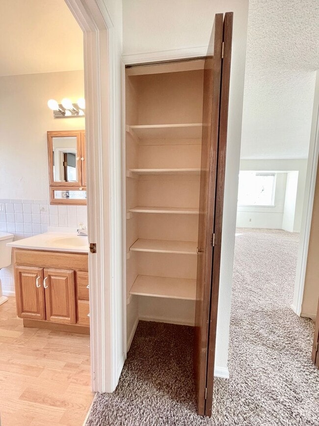 Building Photo - 2 Bedroom 1 Bath Rancher in Constitution H...
