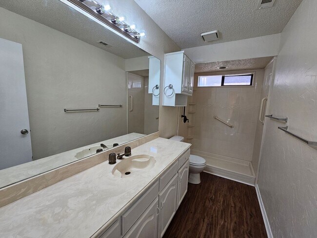 Building Photo - Charming home located in the well-maintain...