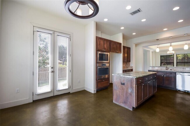 Building Photo - 18400 Lakepoint Cove