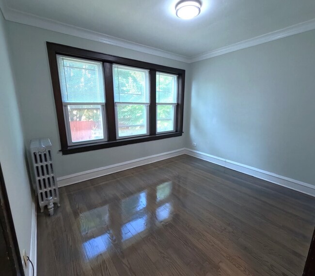 Building Photo - 5548 W Farragut Ave