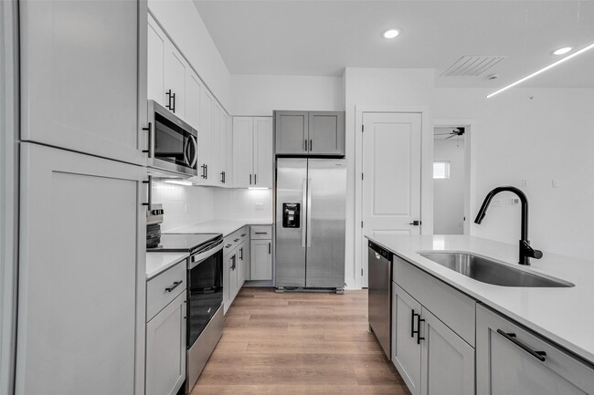 Building Photo - 1601 Mustang Dr