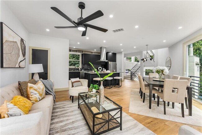 Building Photo - 335 Eureka Dr NE