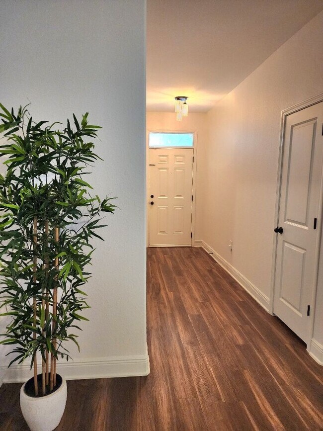 Building Photo - Discover Fine Living in this Captivating 3 Bed/2 Bath Home!