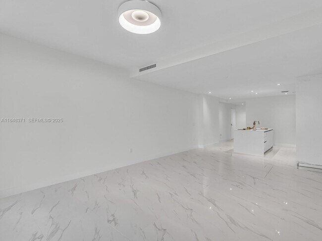 Building Photo - 700 NE 24th St