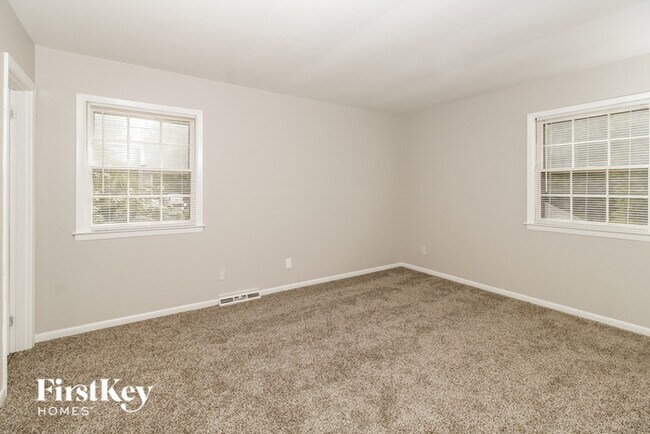 Building Photo - 2909 Stratford Dr