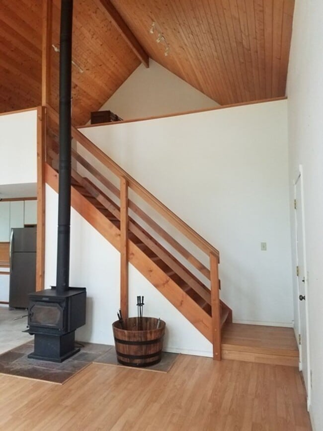 Building Photo - Beautiful home located on Emerald Lake
