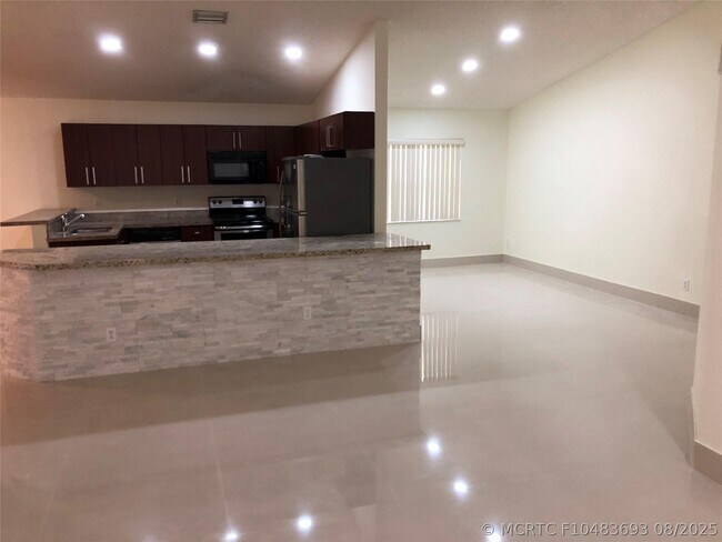 Building Photo - 4122 E Silverado Cir