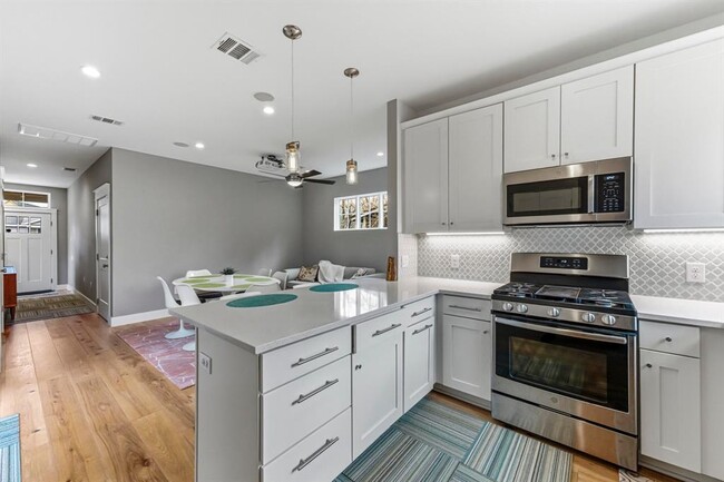 Building Photo - 1801 Pequeno St