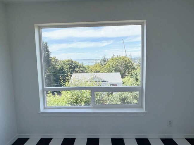 Building Photo - 3 & 4 Bedroom Units Just Steps from WWU