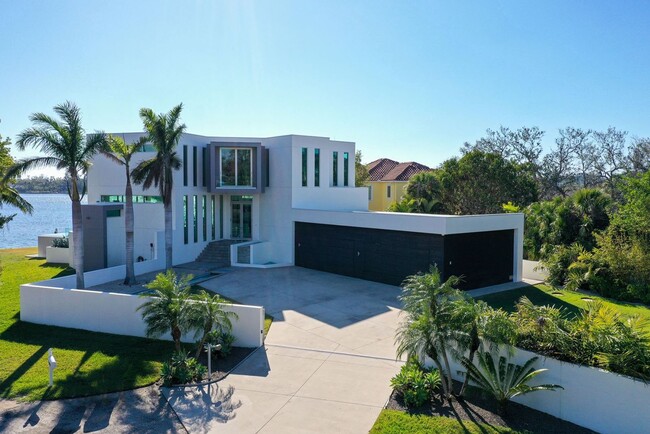 Building Photo - Luxurious Bay Front Home