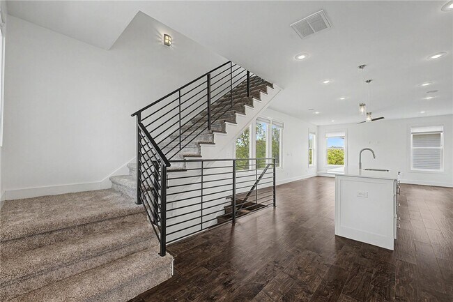 Building Photo - 644 SW B St