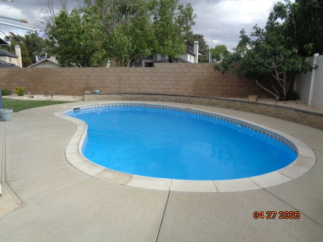 Building Photo - East Lancaster Pool Home