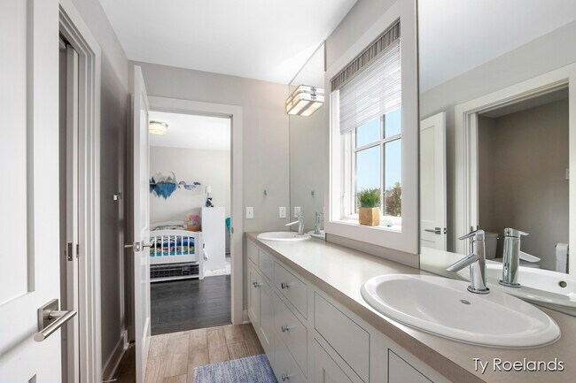 Building Photo - 3757 Lake Birch St NE