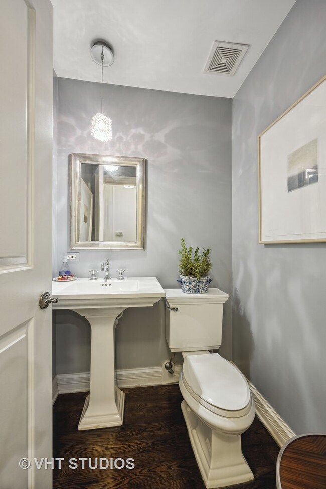 Building Photo - 441 W Roslyn Pl